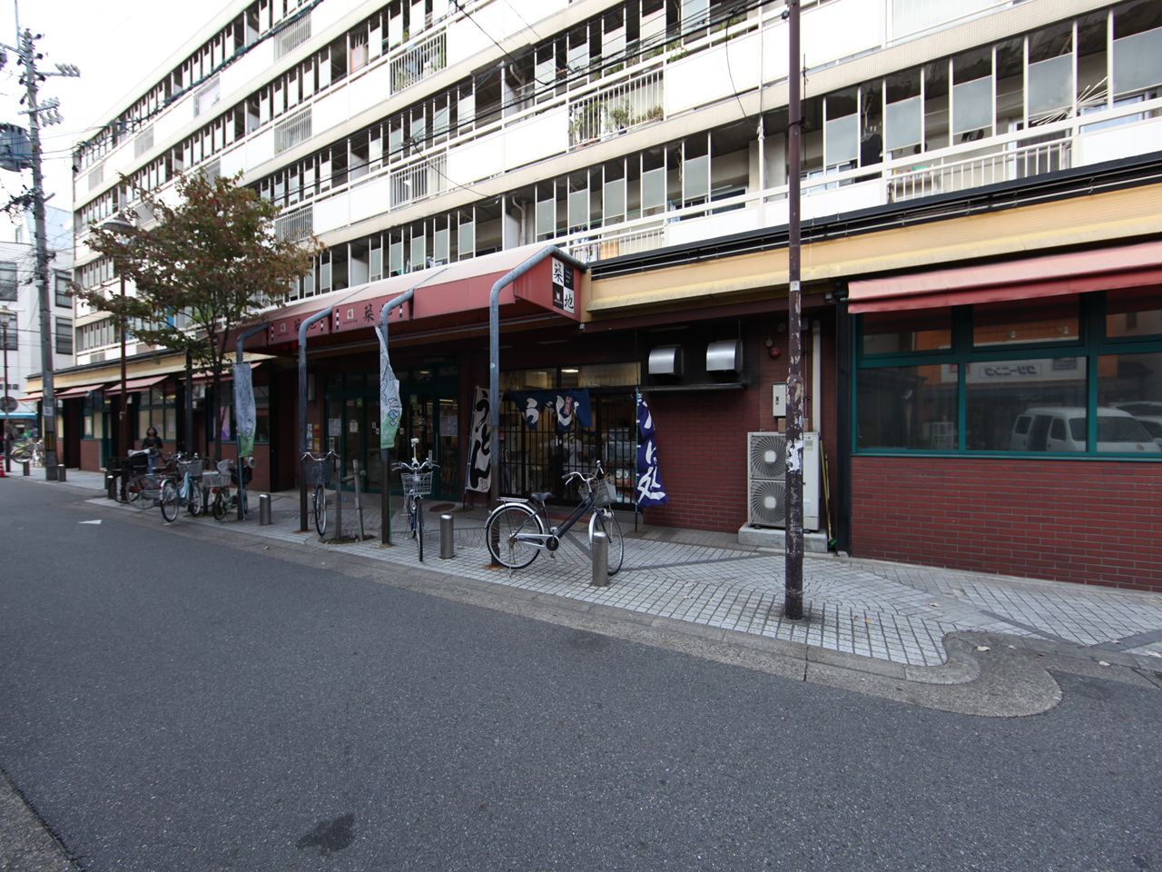 Supermarket. 640m to Tsukiji public market (super)