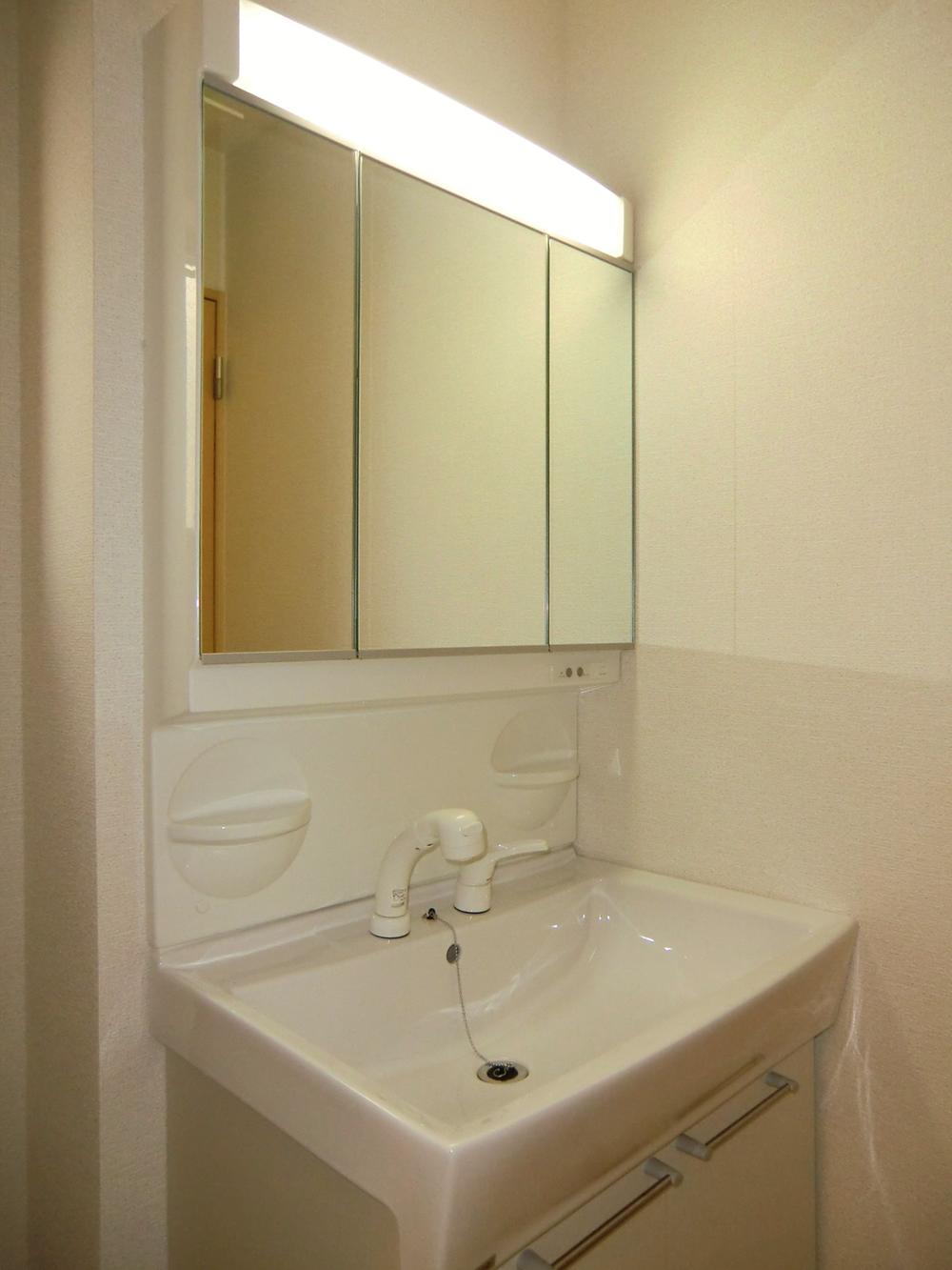 Wash basin, toilet. ◇ wash basin ◇  Three-sided mirror Shampoo dresser