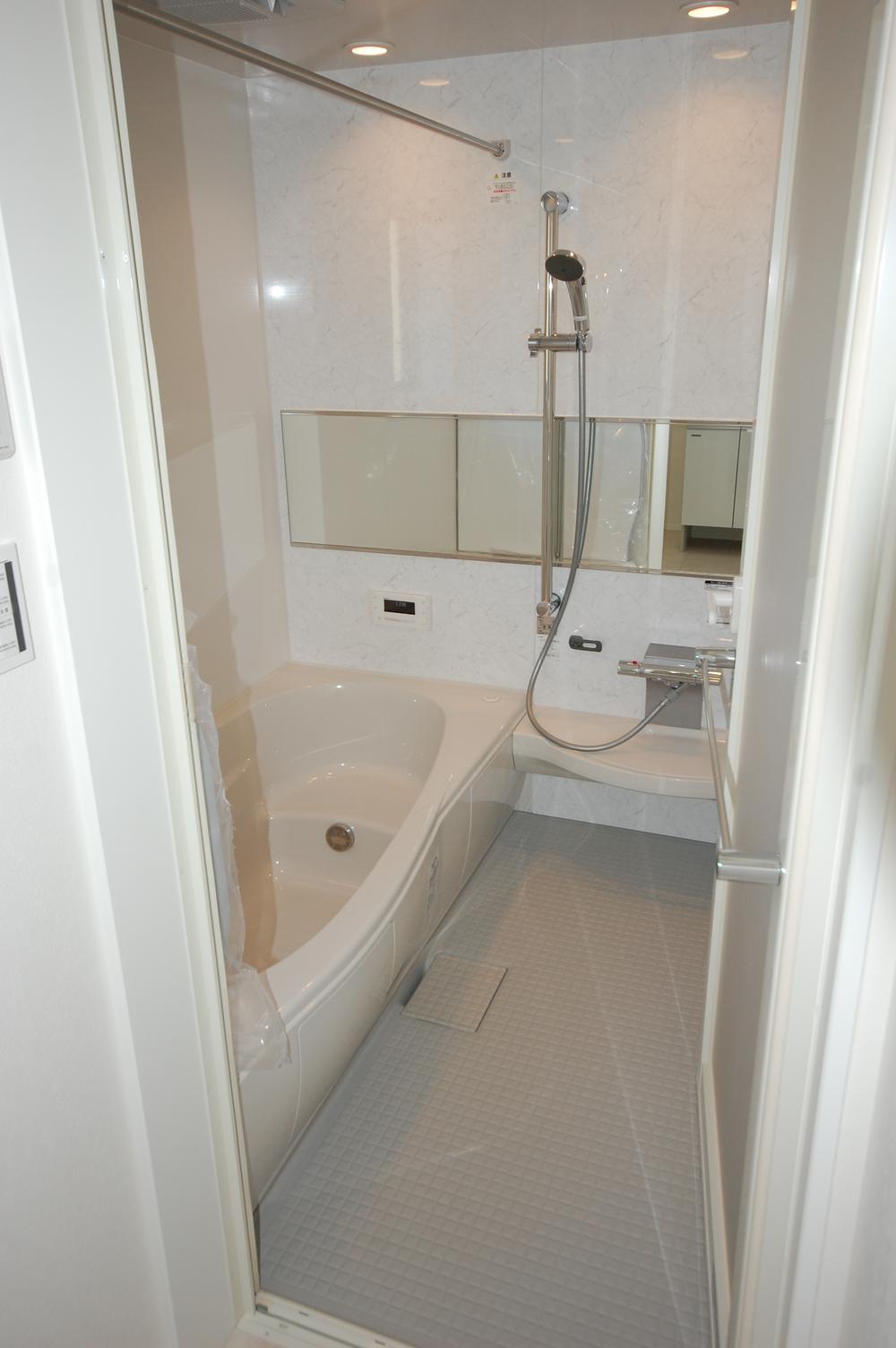 Bathroom. Resort specification! ! Lots of practical equipped with hinged door in bath towel