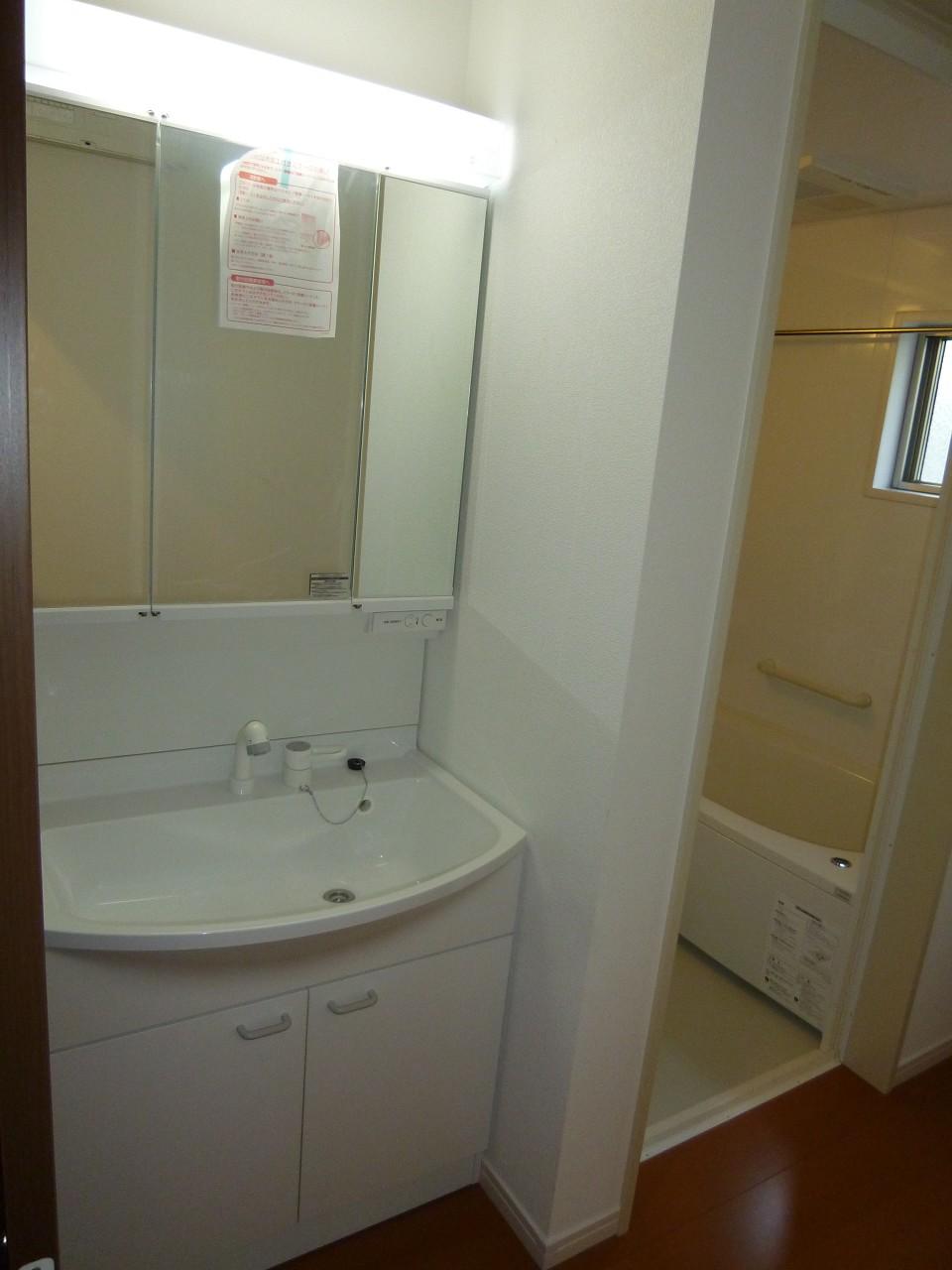 Wash basin, toilet. ◆ Shampoo dresser ◆
