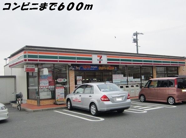 Convenience store. 600m to Seven-Eleven (convenience store)