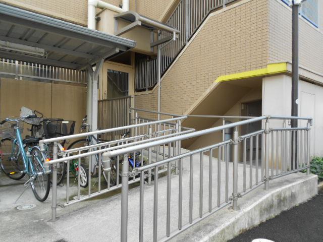 Other common areas. Parking Lot ・ Shooting the entrance from the parking lot side. Wheelchair is equipped with a slope ・ Movement of the stroller, etc. it is more likely to.