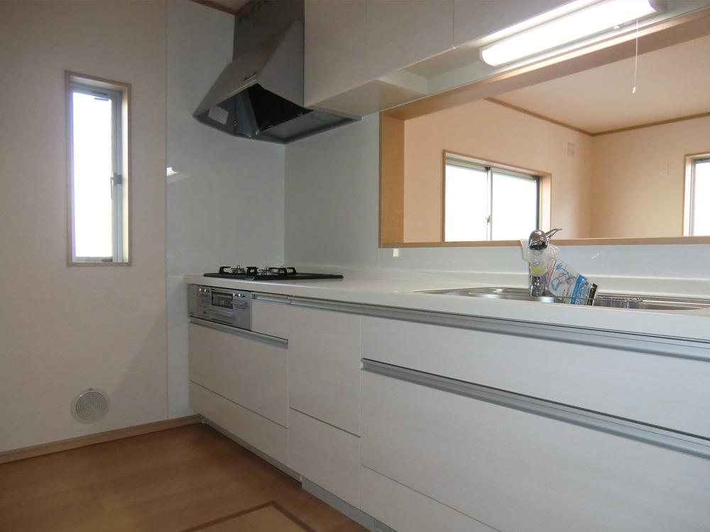 Kitchen. ◇ Kitchen ◇  Popular face-to-face kitchen ・ Artificial marble counter ・ Water purifier built-in hand shower ・ Quiet specification sink ・ Si sensor stove (three-necked) ・ Cupboard hanging with earthquake-resistant latch ・ Underfloor storage, etc.