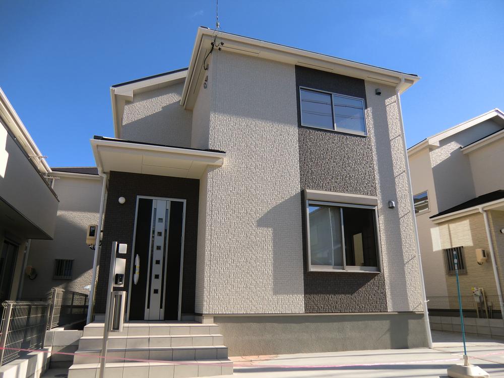 Local appearance photo. ◇ 3 Building ◇ Imposing completed! ! You can preview tour (of weekday visit also OK) Site about 37 square meters Zenshitsuminami direction, Yang per good! ! Parking two OK There is garden space to the south Local (December 12, 2013) Shooting