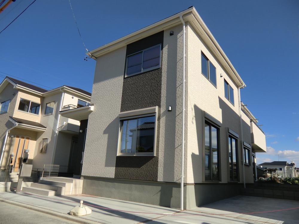Local appearance photo. ◇ 3 Building ◇ Imposing completed! ! You can preview tour (of weekday visit also OK) Site about 37 square meters Zenshitsuminami direction, Yang per good! ! Parking two OK There is garden space to the south Local (December 12, 2013) Shooting
