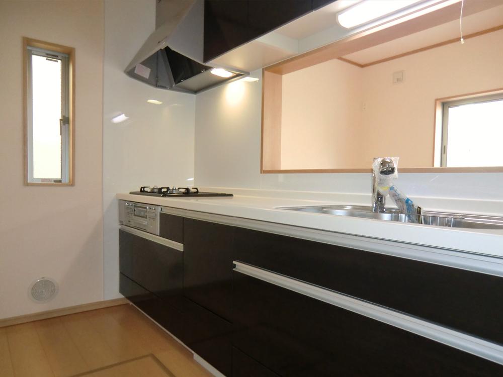 Kitchen. ◇ Kitchen ◇  Popular face-to-face kitchen ・ Artificial marble counter ・ Water purifier built-in hand shower ・ Quiet specification sink ・ Si sensor stove (three-necked) ・ Cupboard hanging with earthquake-resistant latch ・ Underfloor storage, etc.