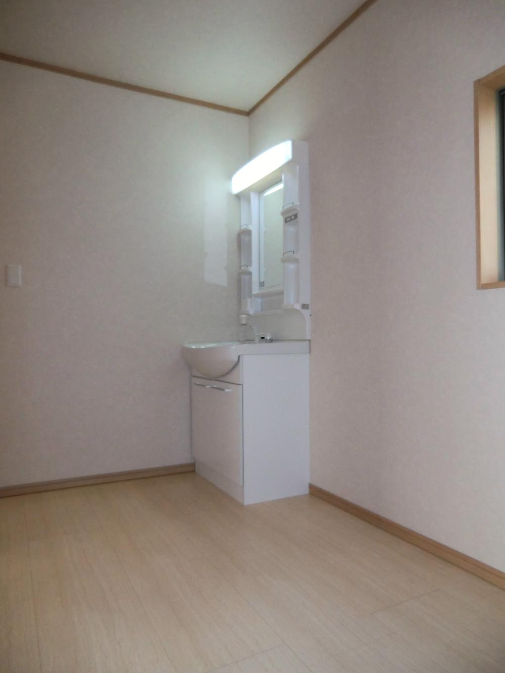 Wash basin, toilet. ◇ wash room ◇ Easy-to-use shampoo dresser Spacious wash room With a convenient under-floor storage