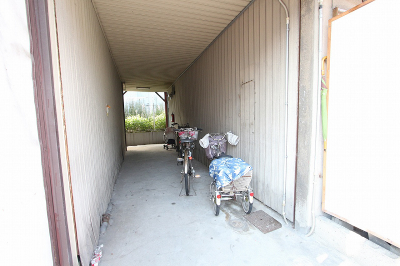 Other common areas. Also it will be parked bicycle in the hallway of the shared. 