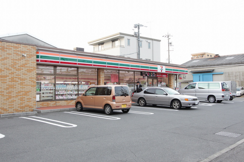 Convenience store. Seven-Eleven Nagoya Owusu 4-chome up (convenience store) 450m