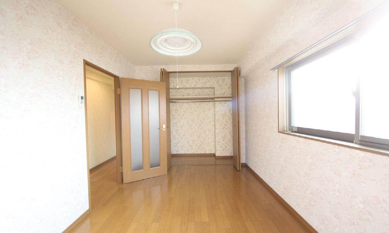 Other room space. Western-style 7 Pledge With closet (storage enhancement) corner room With windows (ventilation good)