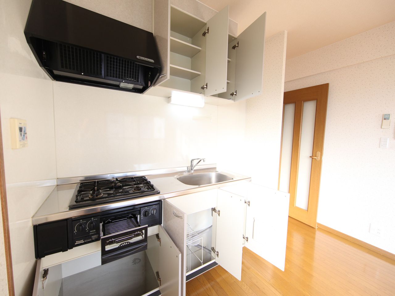 Kitchen. System kitchen (gas three-necked ・ With grill)