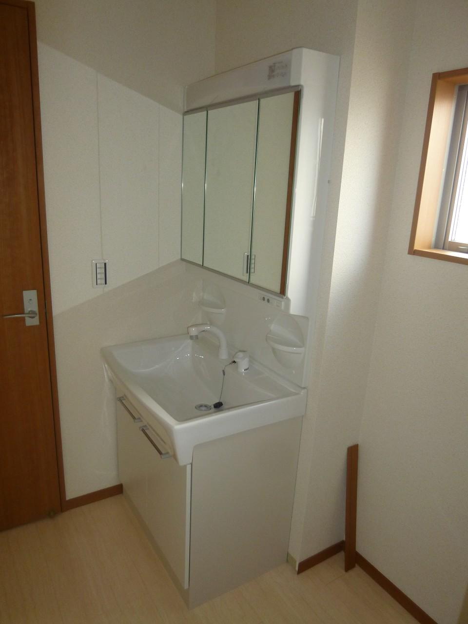 Wash basin, toilet. ◆ Shampoo dresser ◆