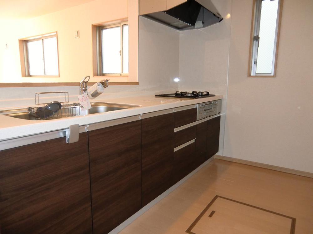 Same specifications photo (kitchen). ◇ Kitchen ◇ Popular counter formula ・ Artificial marble top system Kitchen ・ Water purifier integrated faucet (all-in-one hand shower) ・ Quiet specification sink ・ Si sensor stove (three-necked) ・ Underfloor storage, etc.