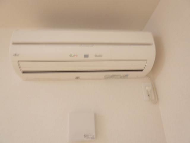 Other Equipment. Air conditioning (The photograph is an image)