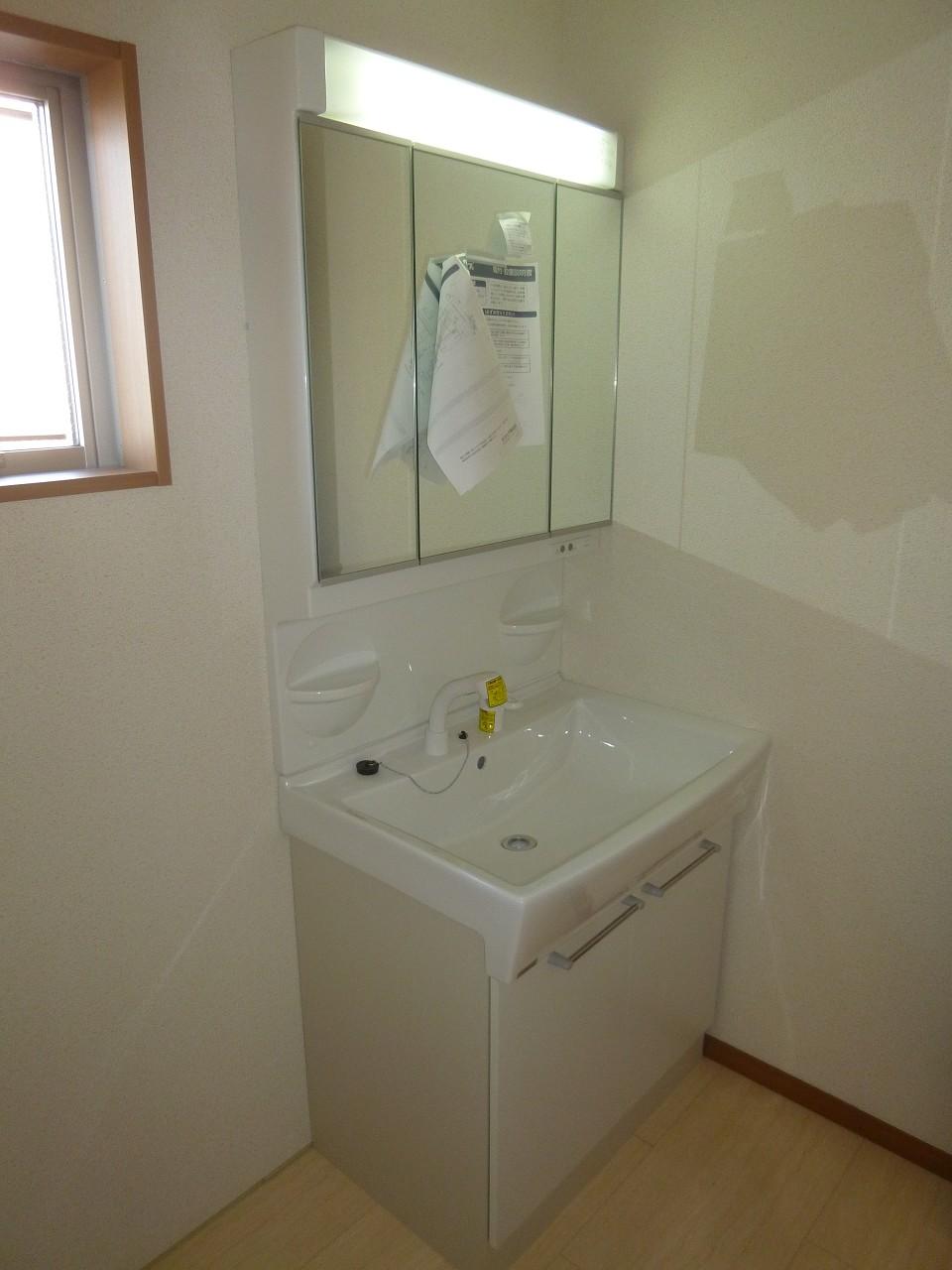 Wash basin, toilet.  ◆ Shampoo dresser ◆ 