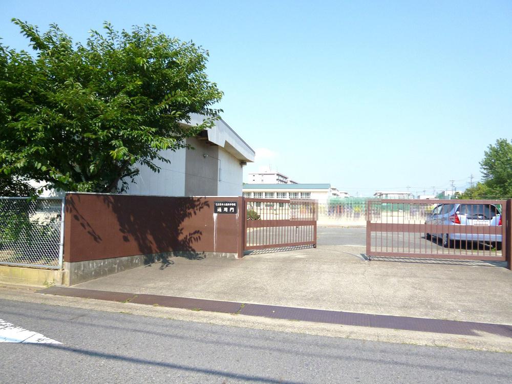 Junior high school. 540m to Kohoku junior high school