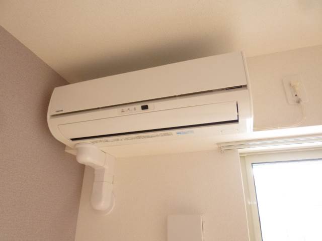 Other Equipment. Air conditioning (The photograph is an image)