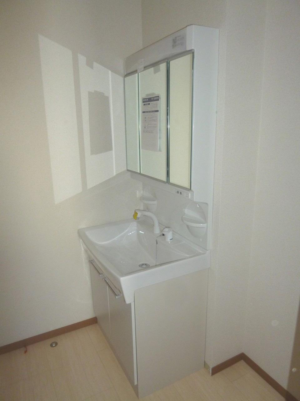 Wash basin, toilet.  ◆ Shampoo dresser ◆