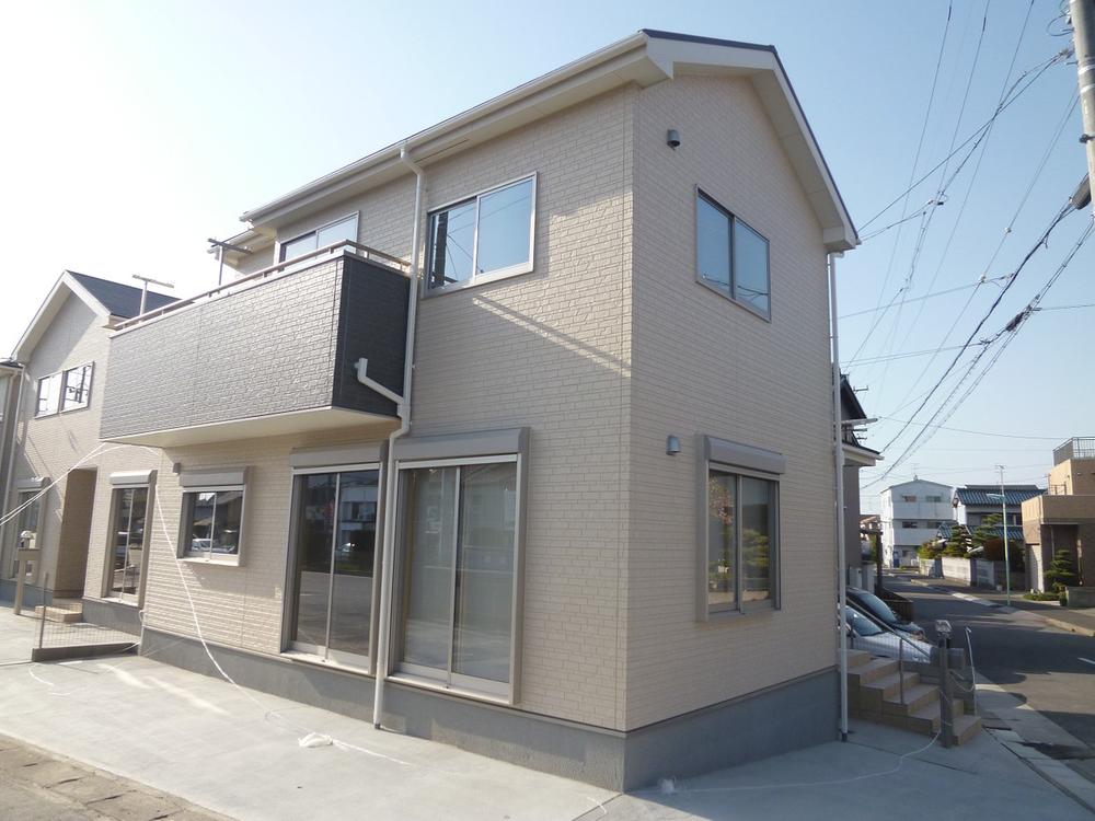 Local appearance photo. ◆ Southeast corner lot ◆