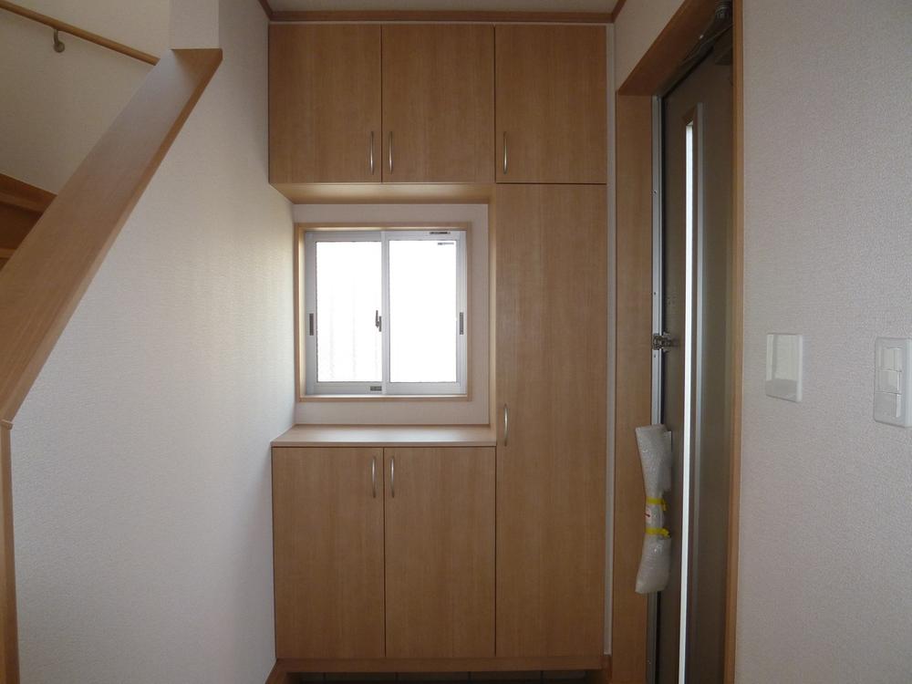 Entrance. ◆ Cupboard with ◆