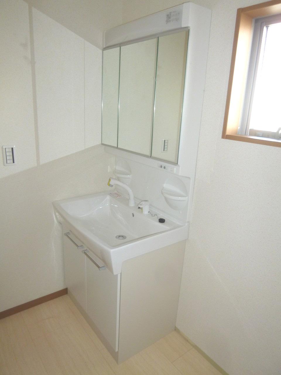 Wash basin, toilet. ◆ Shampoo dresser ◆