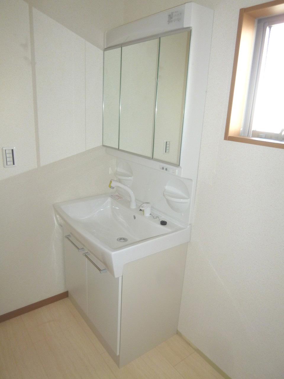 Wash basin, toilet.  ◆ Shampoo dresser ◆ 