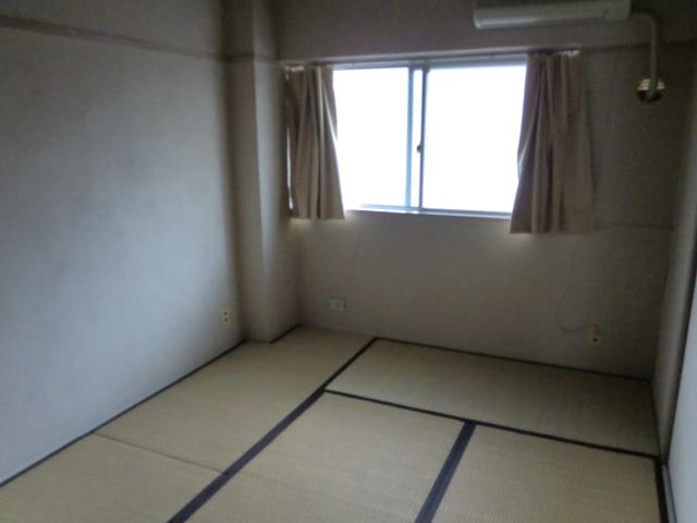Living and room. North Japanese-style room!