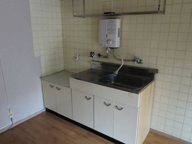 Kitchen. Put stove 2-neck!