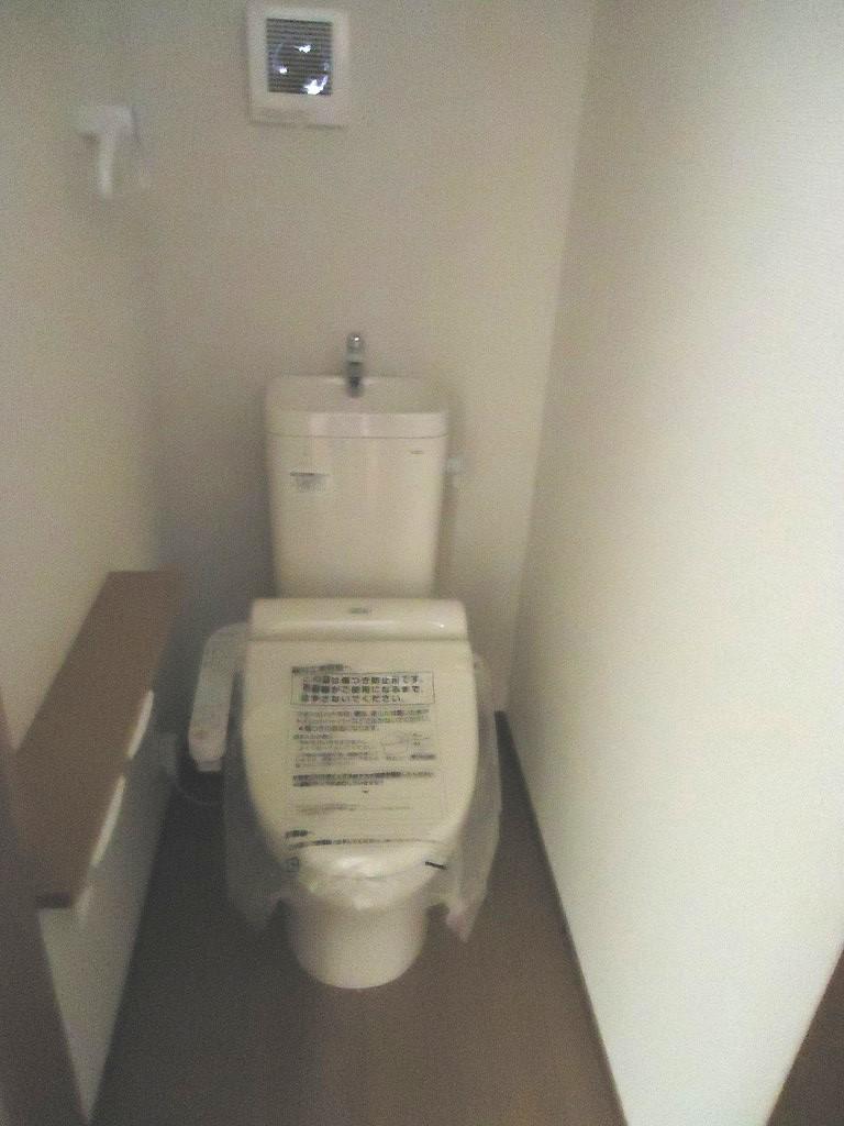 Toilet. Indoor (11 May 2013) Shooting