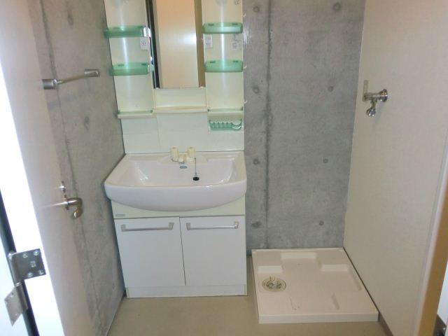 Washroom. Large washbasin!