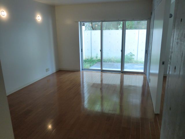 Living and room. Spacious LDK!