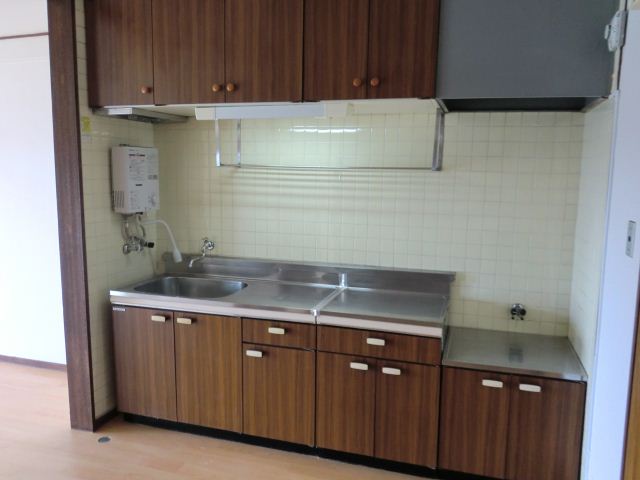 Kitchen. Large sink! Cooking space is also spacious! 