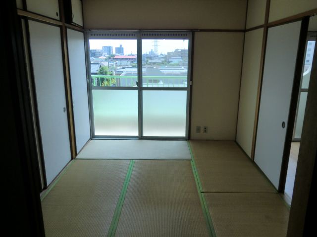 Living and room. Is also well settled Japanese-style room per yang! 