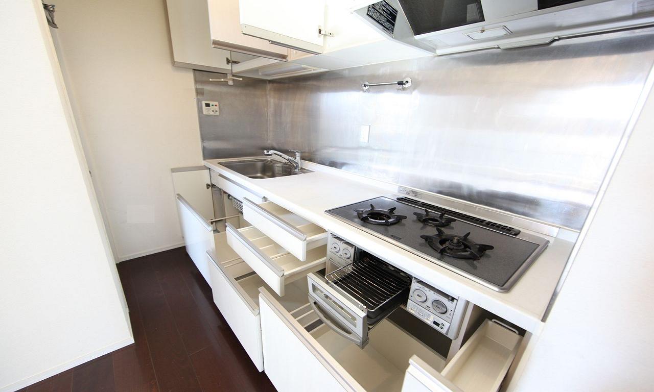 Kitchen. System kitchen (gas 3-burner stove ・ With grill)