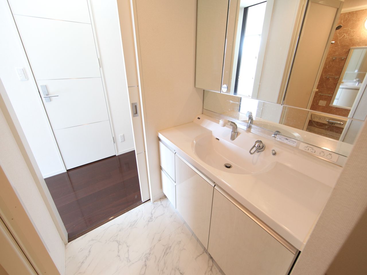 Washroom. Three-sided mirror with vanity (with shampoo dresser)