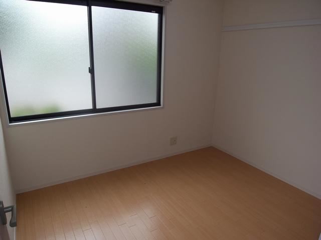 Living and room. It is bright and there is a window to Western-style. 