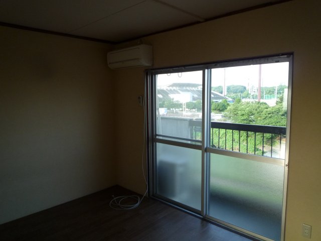 Living and room. River Yamazaki will be seen from the large windows