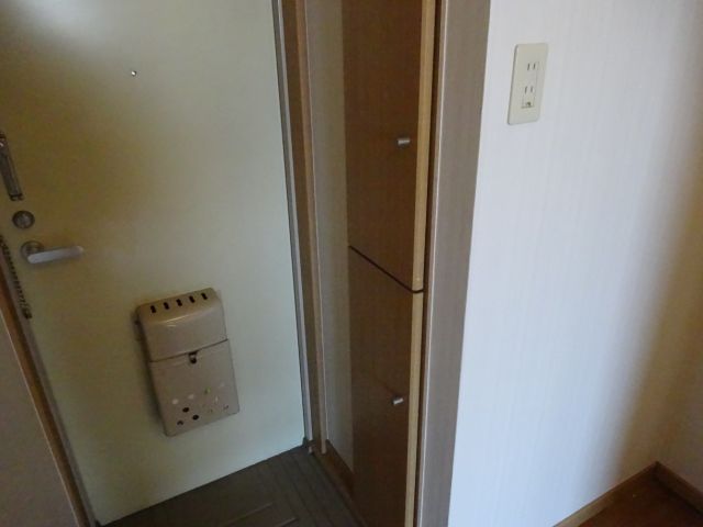 Other room space. Entrance next to the cupboard