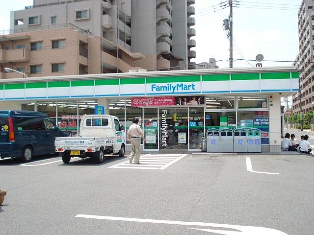 Convenience store. FamilyMart Nakamura Ushimaki the town store (convenience store) to 127m