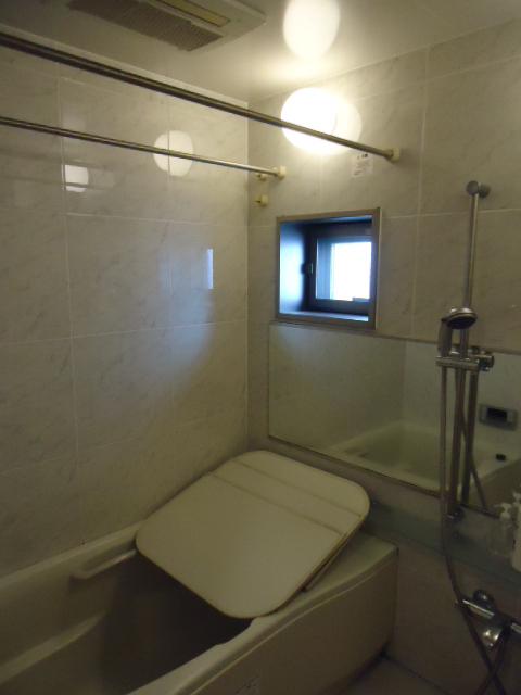 Bathroom. With a convenient window to ventilation, 1418 size of the bathroom
