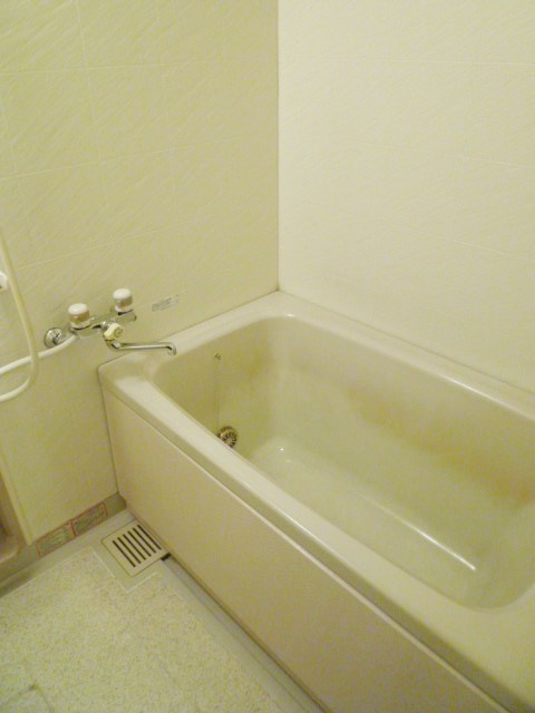 Bath. Bathroom (add 焚給 hot water)