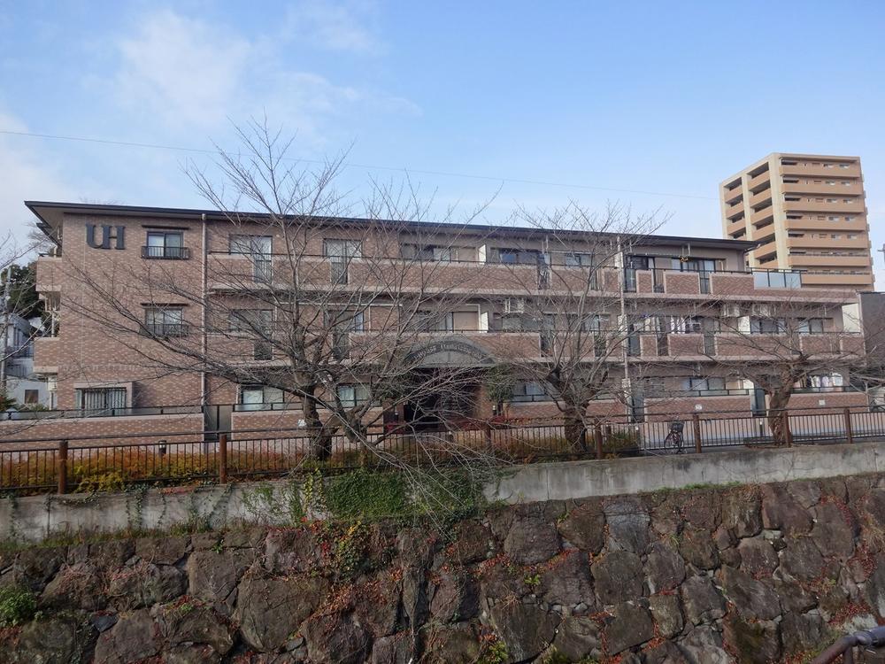 Local appearance photo. Yuhausu is a low-rise apartment of Yamazaki River appearance three-storey!