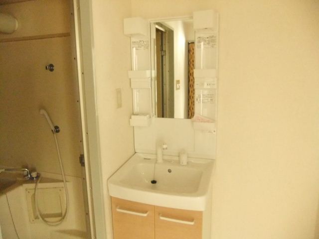 Washroom. Wide wash basin Also sufficient undressing space