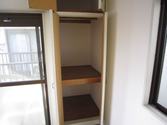 Receipt. Upper closet with storage