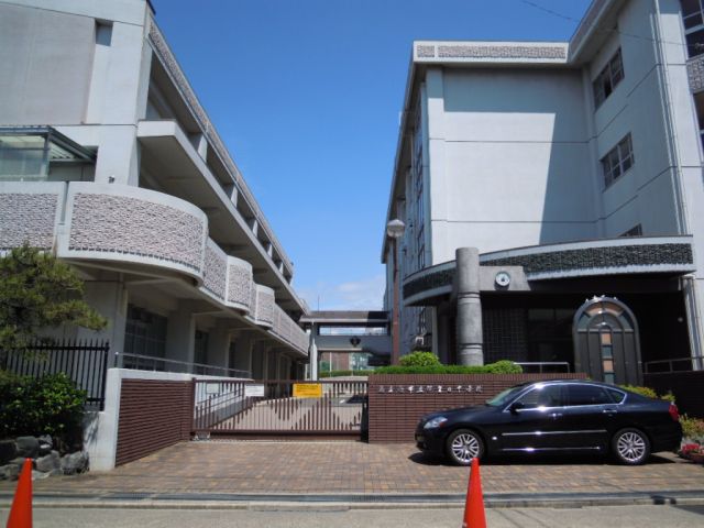 Junior high school. Municipal Tsukata until junior high school (junior high school) 980m