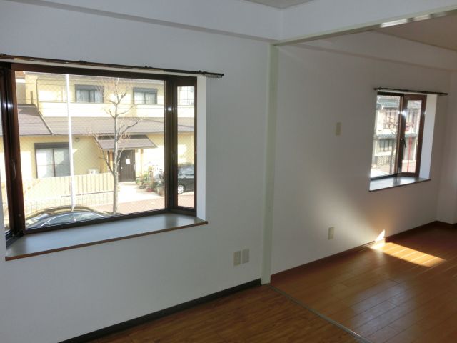 Living and room. It is easy to ventilation because the bay window is 2 Tsumoaru