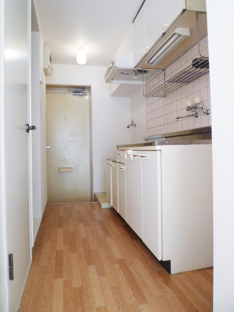 Kitchen. There is a refrigerator space ◇