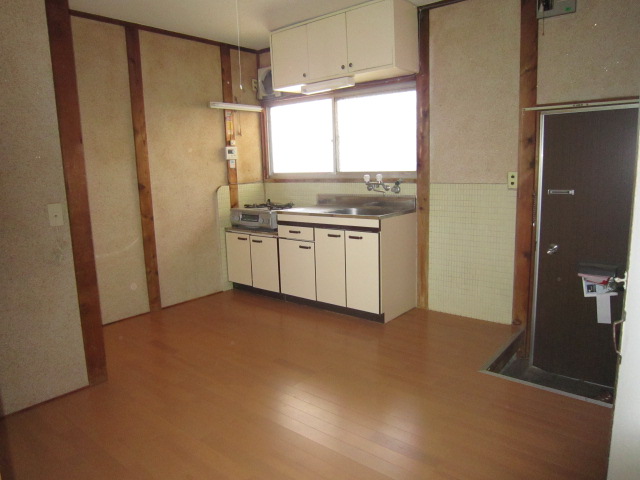 Kitchen. It is in the kitchen of the window less likely to Tekuragari.