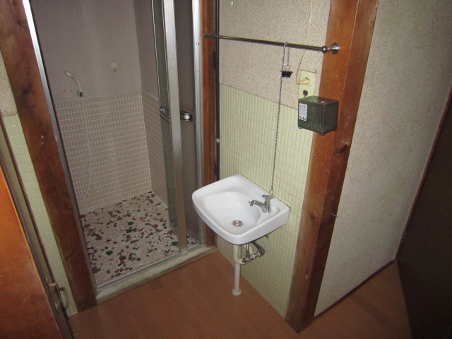 Washroom. It comes with a wash basin