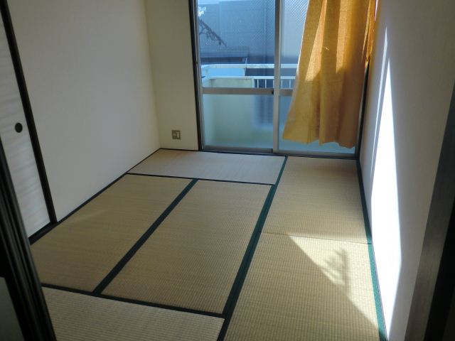 Living and room. It is a Japanese-style room in which the bright light enters!
